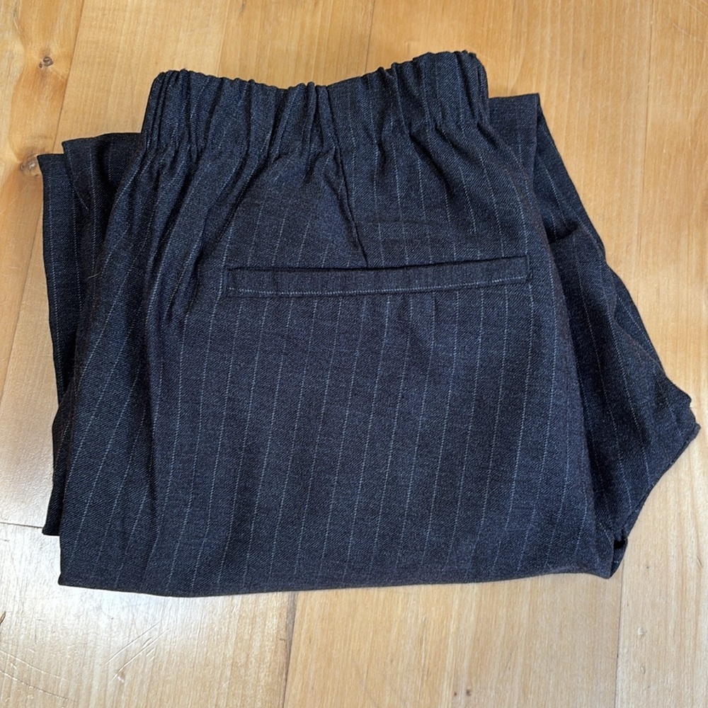 OLD NAVY | Black Pinstripe Capris